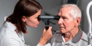 A alimentação para saúde ócular desempenha um papel fundamental na promoção da saúde ocular. Uma dieta equilibrada e nutritiva, rica em nutrientes específicos para os olhos, pode ajudar a prevenir o desenvolvimento de condições oculares e manter uma visão saudável ao longo da vida. A degeneração macular relacionada à idade (DMRI) é uma das principais causas de perda de visão em pessoas mais velhas. A DMRI ocorre devido ao dano progressivo à mácula, uma região da retina responsável pela visão central nítida. Embora as causas exatas da DMRI não sejam totalmente compreendidas, estudos têm investigado a relação entre a alimentação e a prevenção dessa condição ocular.