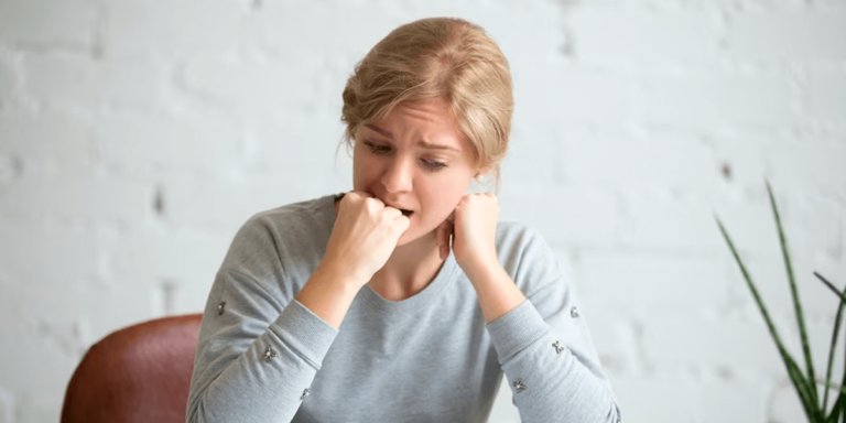 A conexão entre a nutrição e ansiedade, é um campo de pesquisa em crescimento. Estudos têm demonstrado que uma dieta rica em nutrientes pode desempenhar um papel importante na prevenção e no tratamento de transtornos mentais, incluindo a ansiedade. Por exemplo, pesquisas sugerem que a dieta mediterrânea, caracterizada pelo consumo de frutas, vegetais, grãos integrais, peixes, azeite de oliva e nozes, está associada a um menor risco de desenvolver ansiedade.