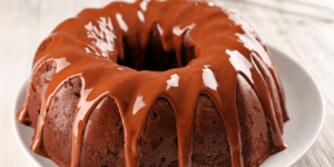 O sabor irresistível do chocolate agora pode ser apreciado sem culpa! Com a receita de bolo de chocolate low carb e sua calda deliciosa,